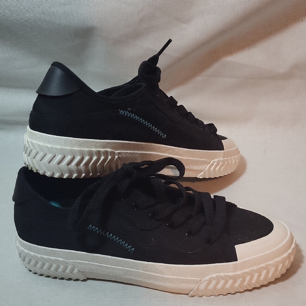 Skechers Wedged Chic Black Sneakers with Cream Soles. Size 8